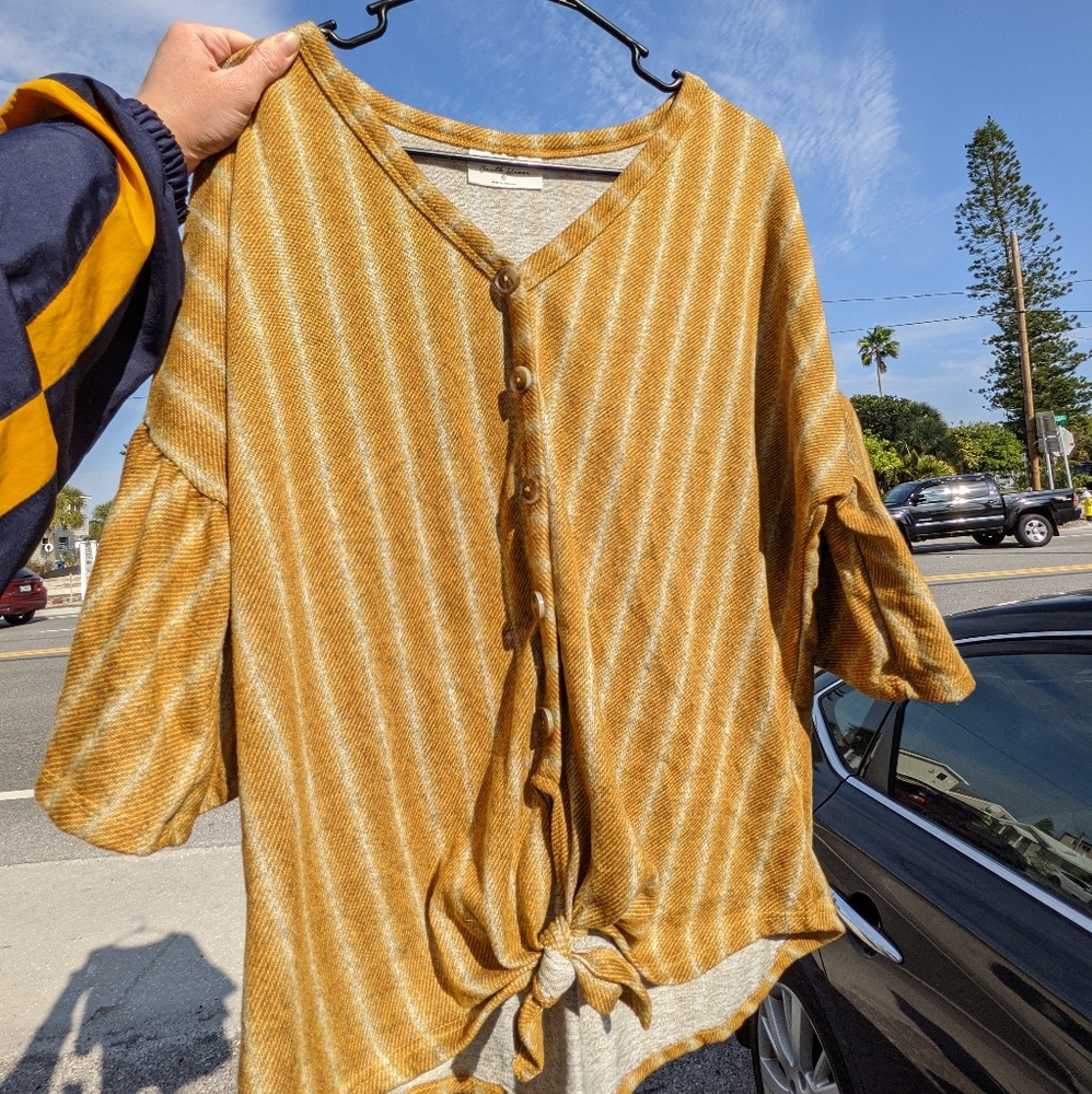 Cute yellow top